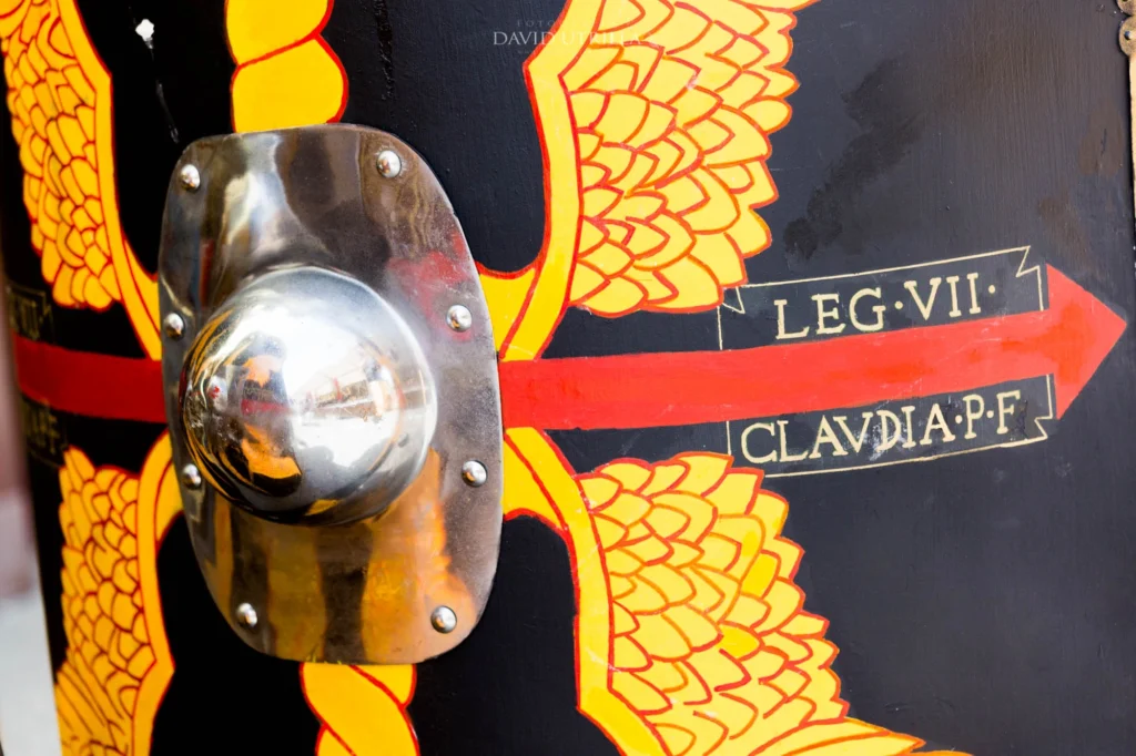 Legio Claudia Pia Fidelis - Detalle del escudo