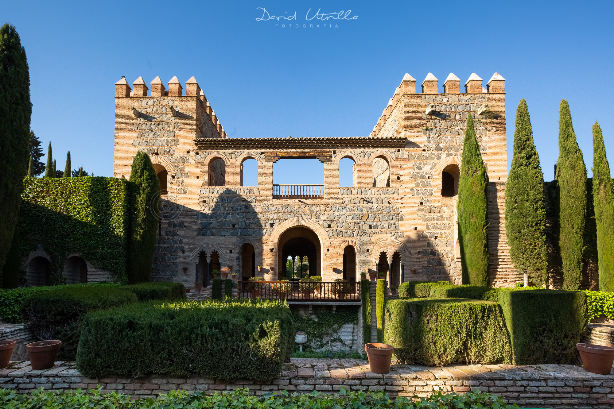 Fachada sur del palacio desde patio ajardinado