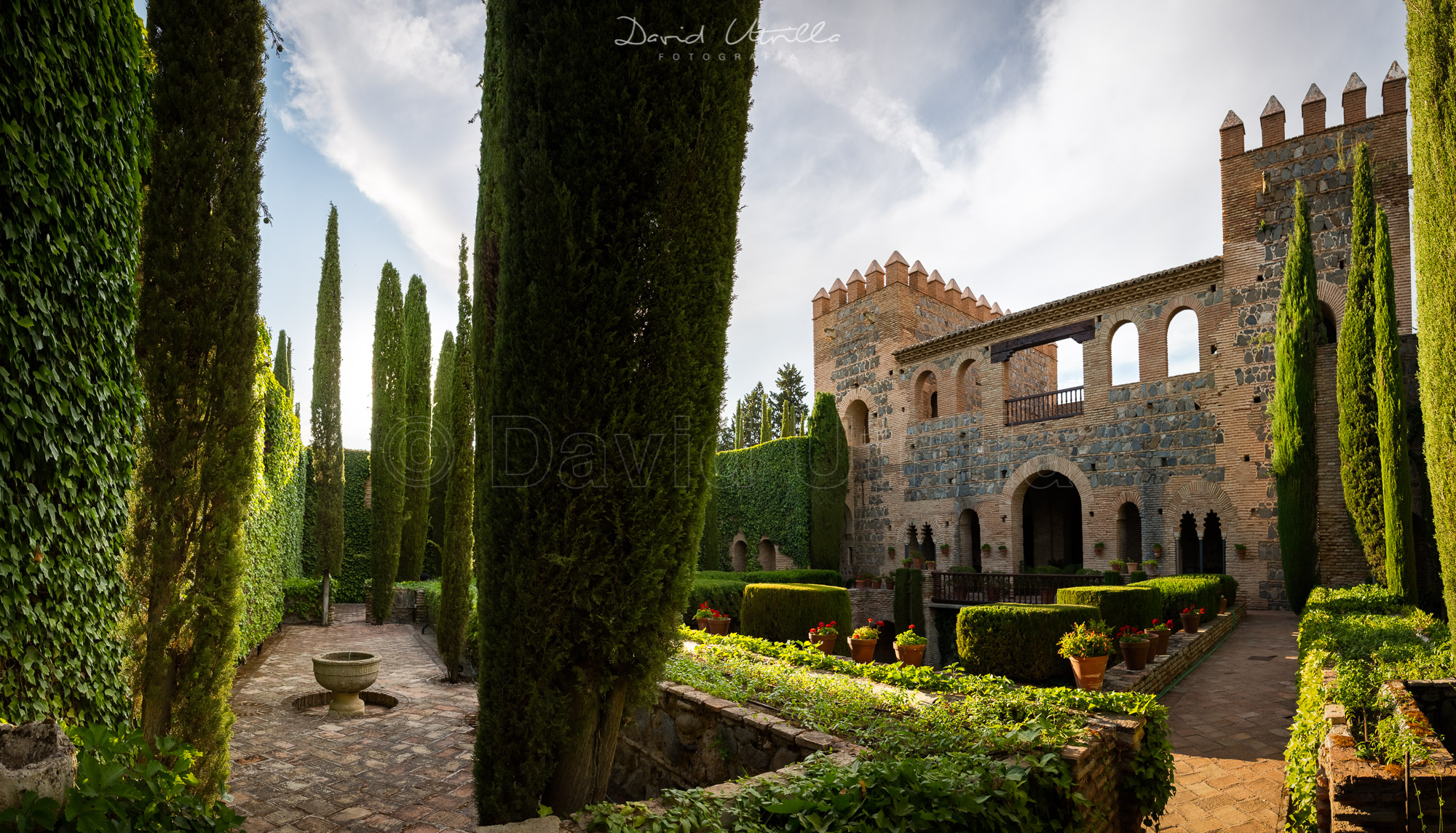 Panorámica del patio y fachada desde la derecha