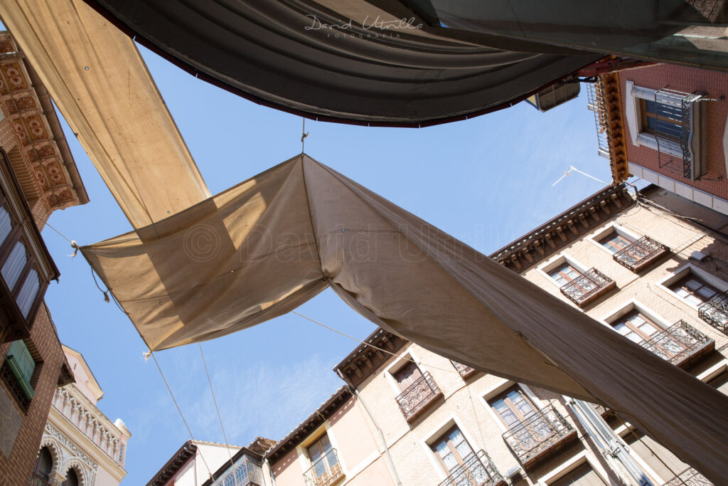 Los toldos esperan ser colocados