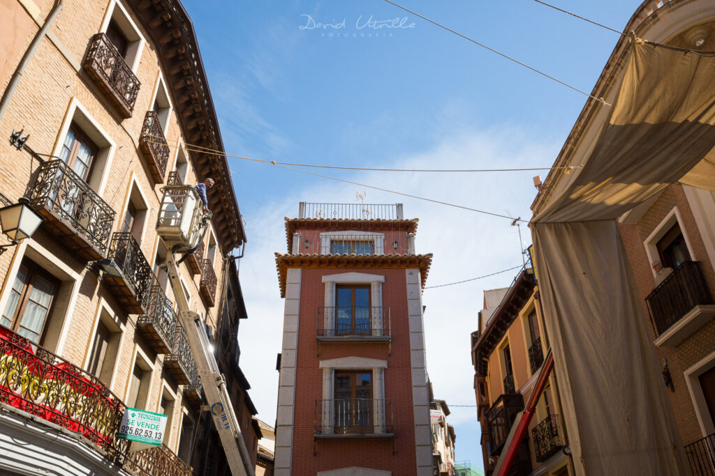 La calle comercio se viste con toldos