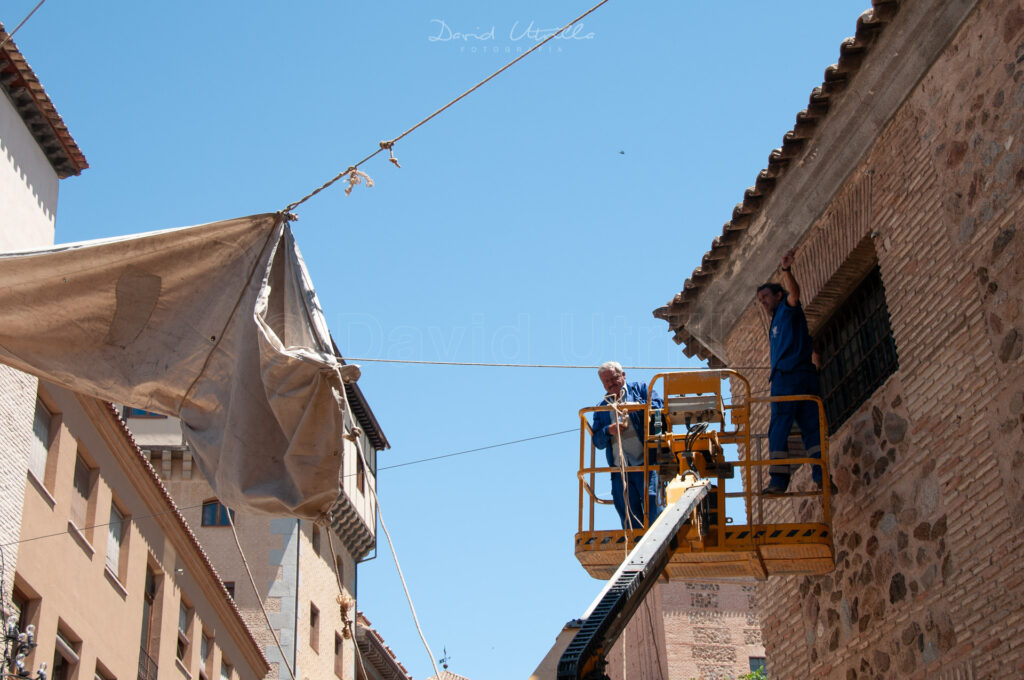 Poniendo los toldos junto a El Salvador