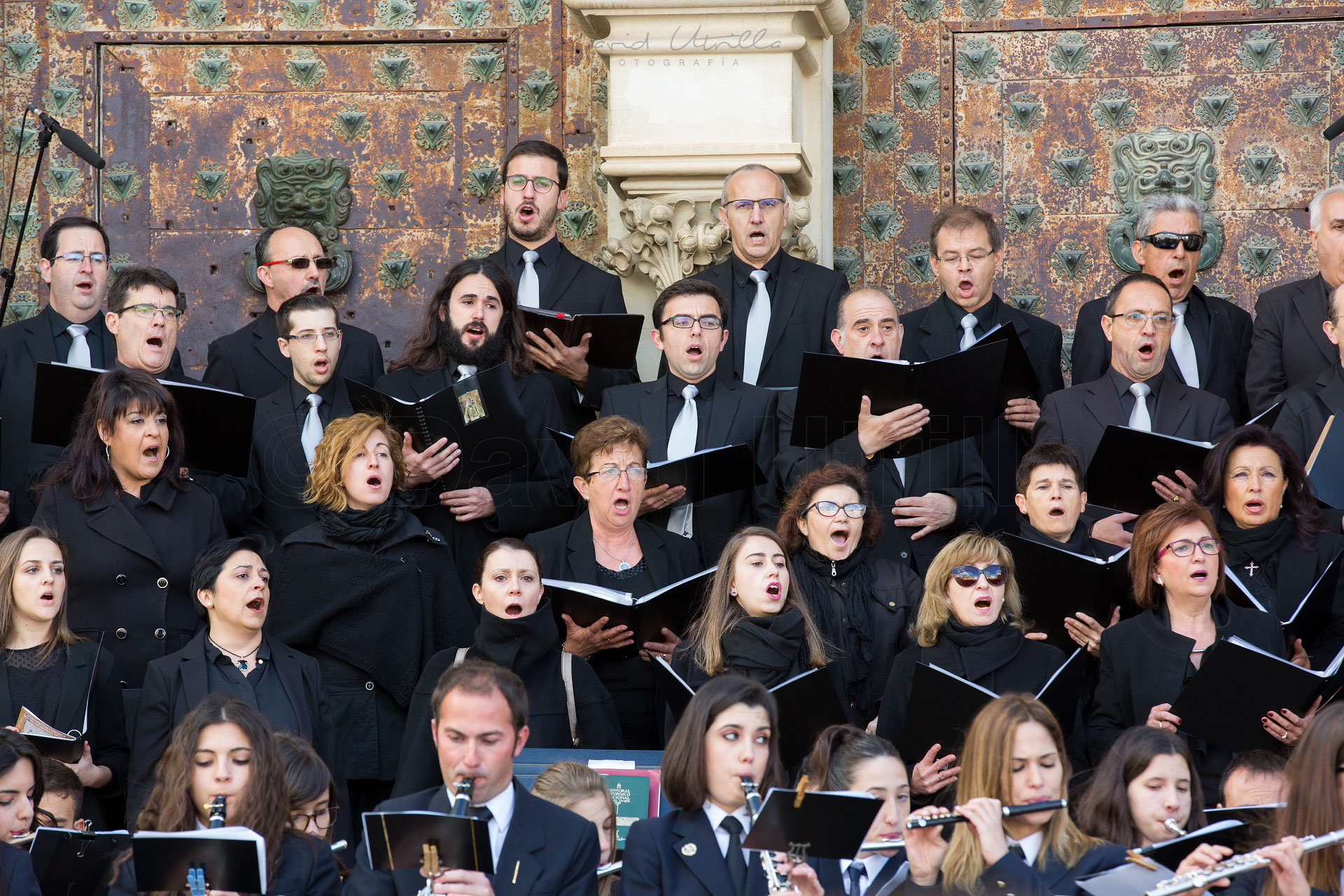 Una banda coral canta al unísono