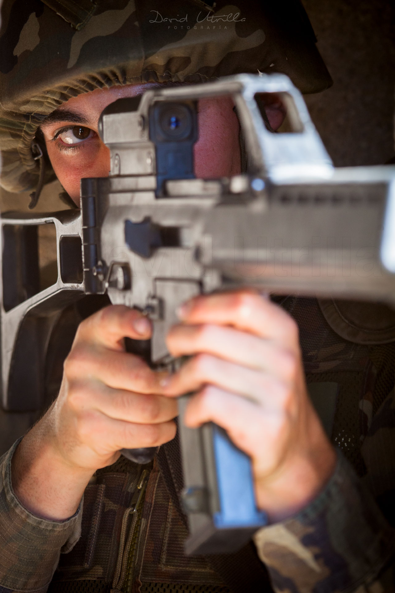 Maniobras militares un soldado apunta con su fusil