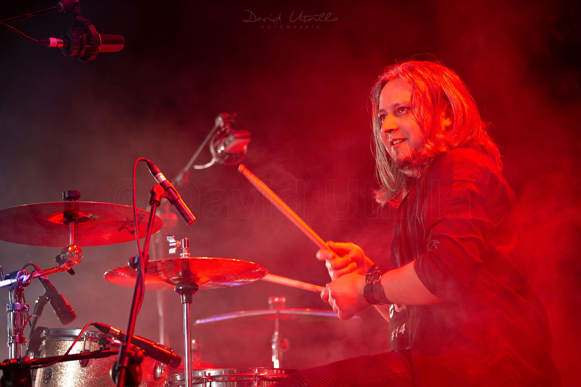 Baterista tocando entre niebla roja