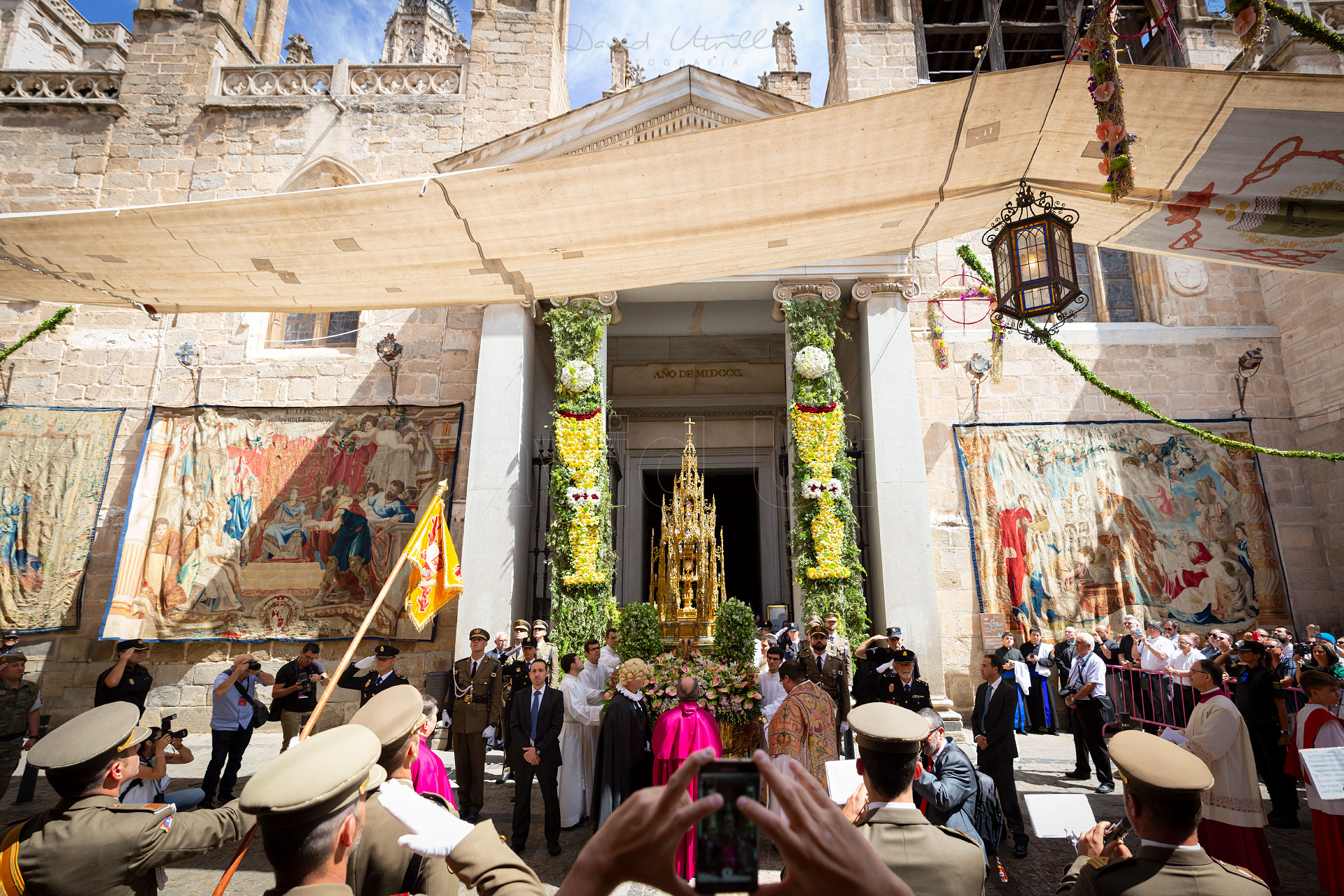 Salida de la custodia de Arfe de la catedral de Toledo