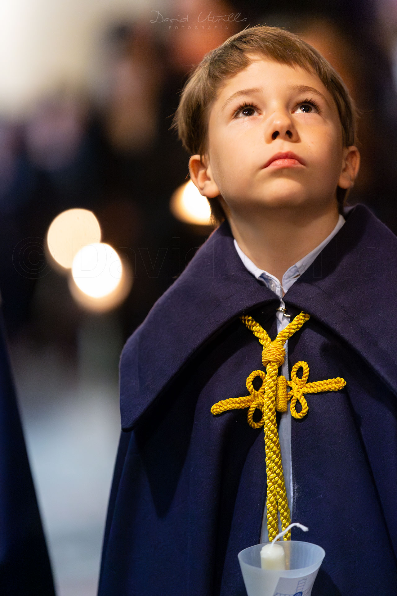 un niño mira al cielo en el Corpus Christi