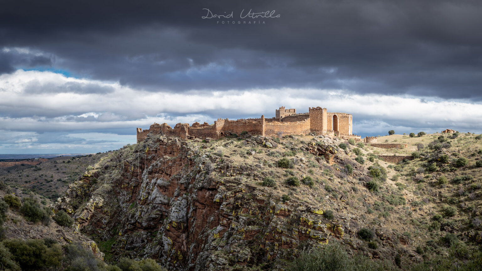 Vista panorámica del castillo de San Martín de Montalbán y tajo del Torcón
