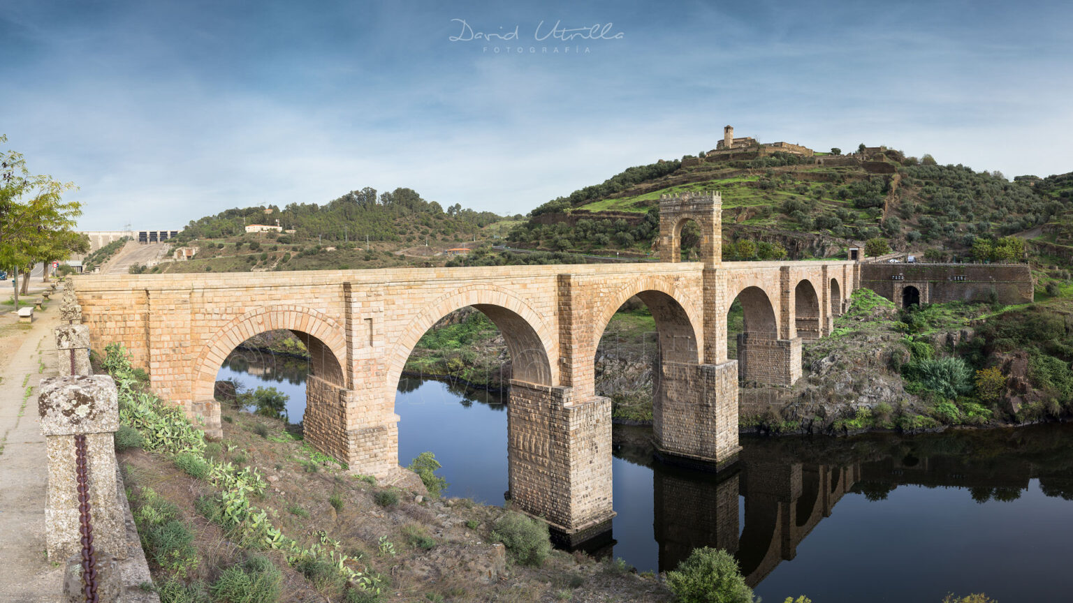 Vista general del puente romano de Alcántara Cáceres