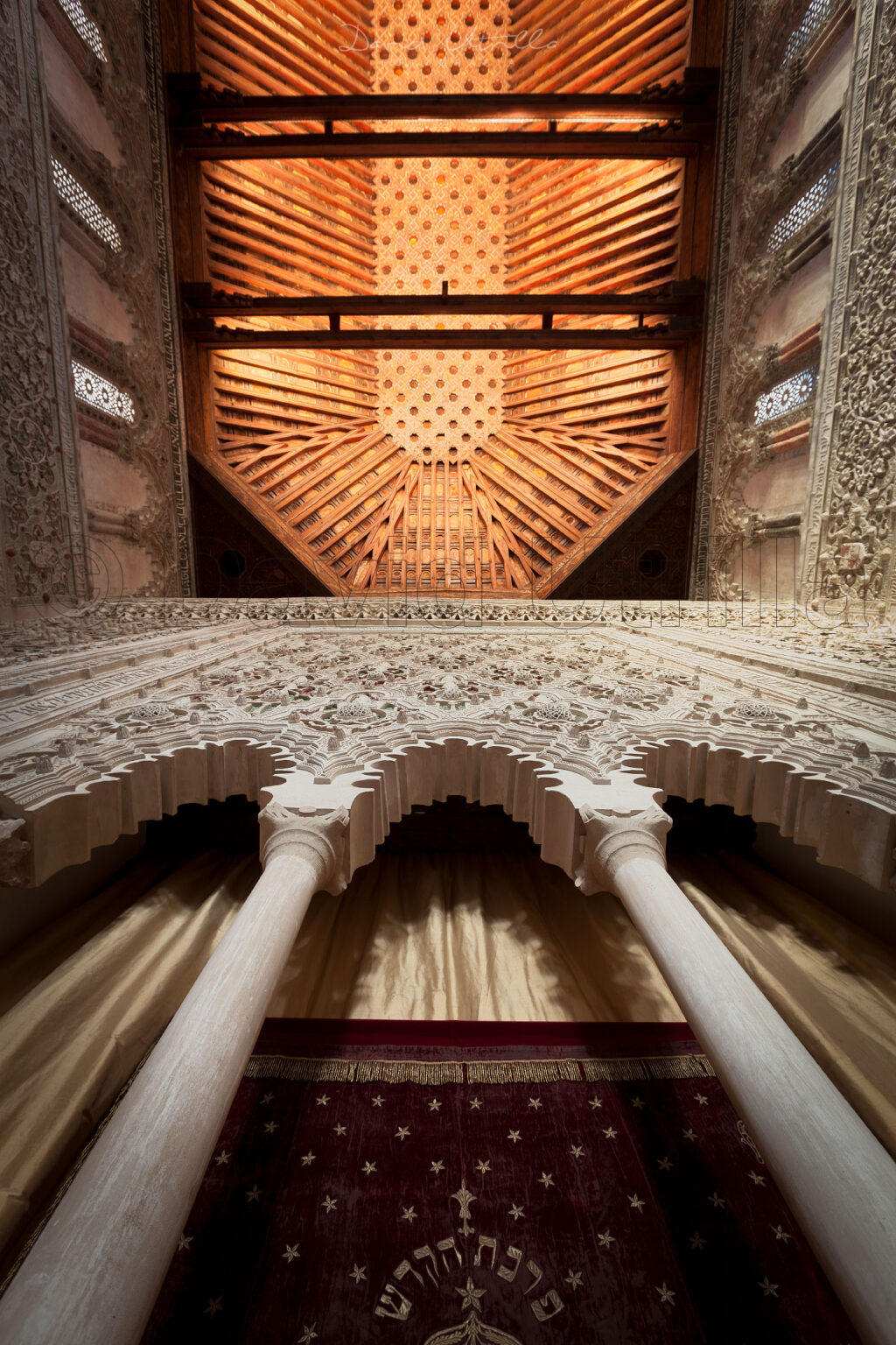 Artesonado y columnas mudéjares de la sinagoga del tránsito