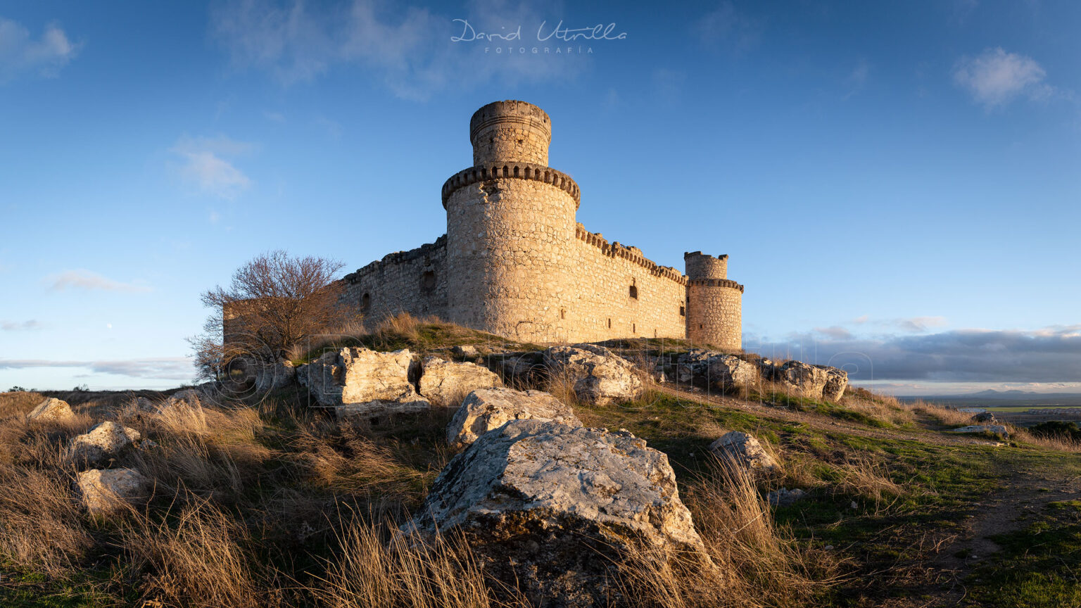 Castillo de Barcience cara oeste al atardecer