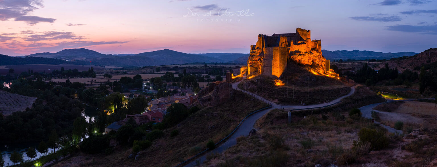 Panorámica al atardecer del castillo de Zorita de los Canes