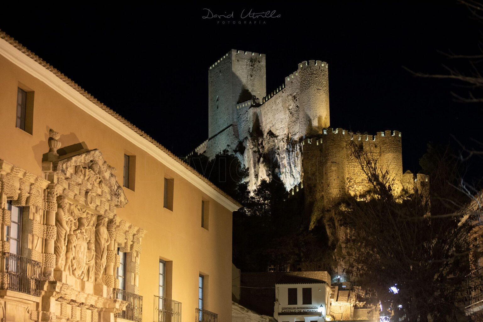 Una vista nocturna del castillo de Almansa desde sus calles
