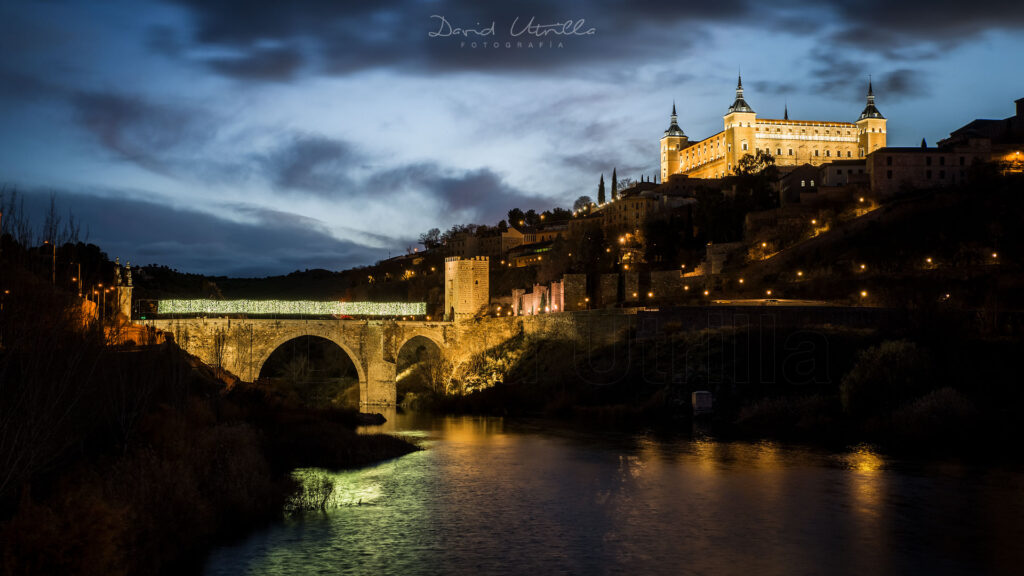 Toledo en la noche desde el puente de Azarquiel
