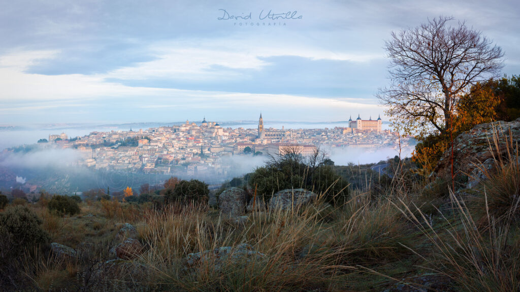 Toledo emerge entre la niebla