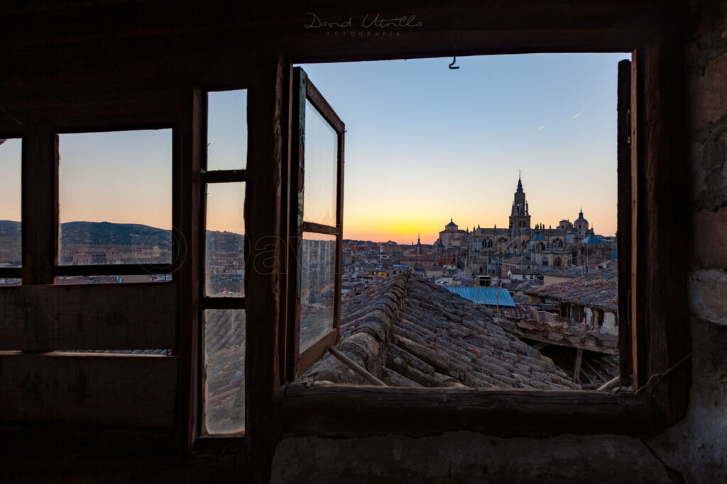 vistas del atardecer y la catedral desde una vieja casa toledana