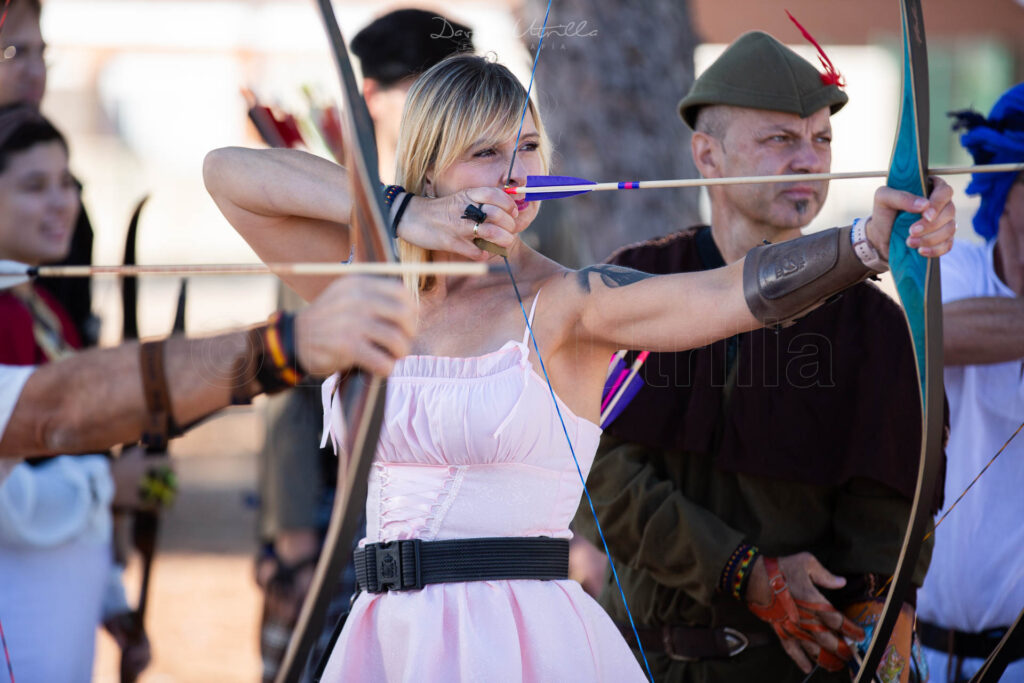 arquera disparando